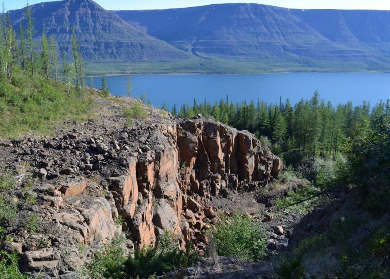 Среднесибирское плоскогорье (плато Путорана),. Турбаза на плато Путорана. Базальт плато Путорана. Тундра плато Путорана.