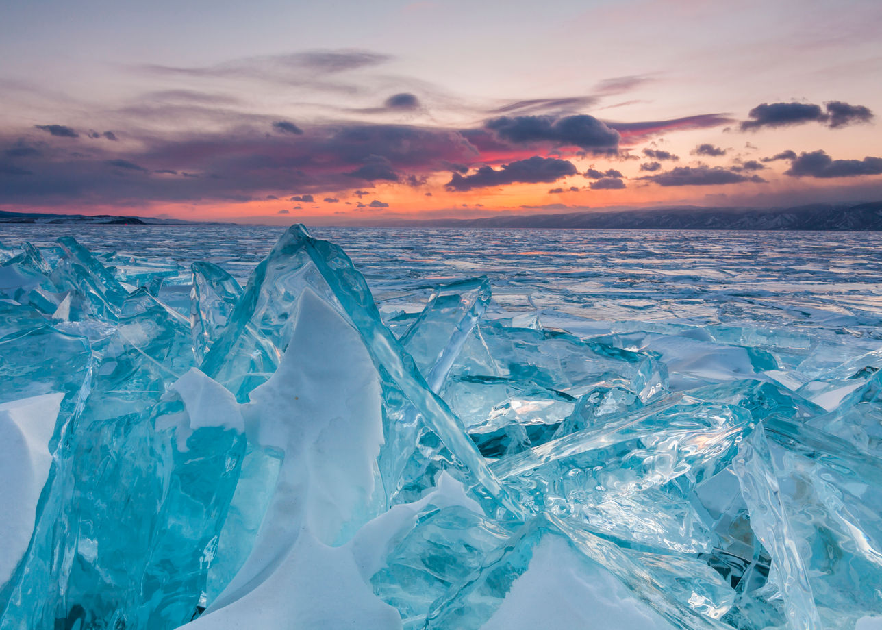 Лед картинки. Озеро Байкал сопки. Озеро Байкал лед сопки. Ледяные сопки Байкала. Кристальный лед Байкала.