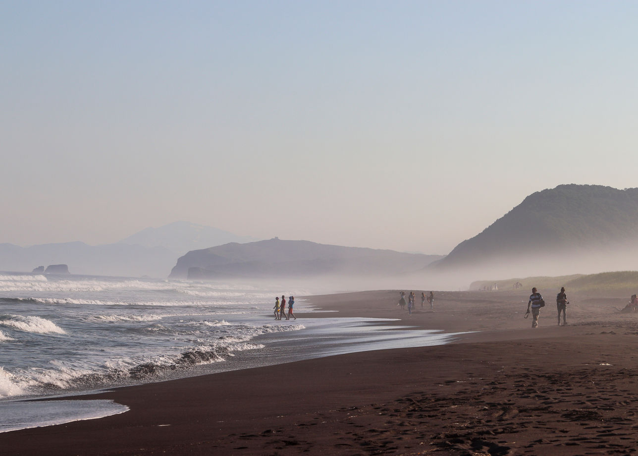 Пляж с вулканическим песком