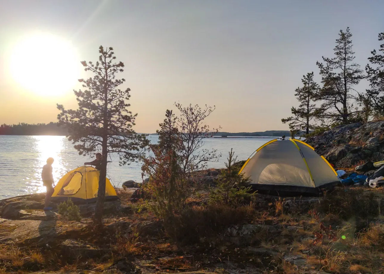Ночевка в палатке на берегу озера