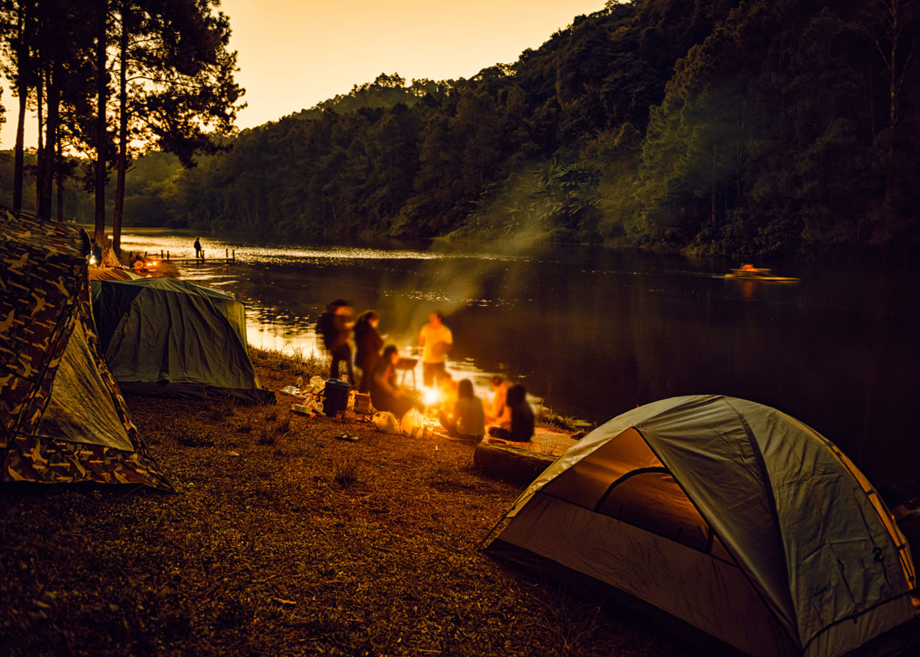 Поход. Поход с палатками. Палатка на природе. Палатка костер. Палатка на берегу реки.