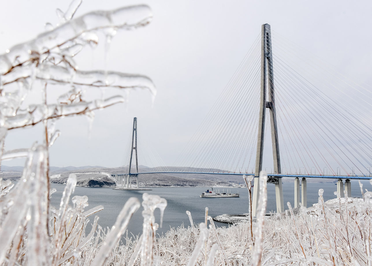 Ледяной шторм 2024. Ледяной дождь во Владивостоке 2020 мост. Мост на остров русский во Владивостоке. Ледяной дождь Владивосток мост на остров русский. Ледяной шторм Владивосток 2020.