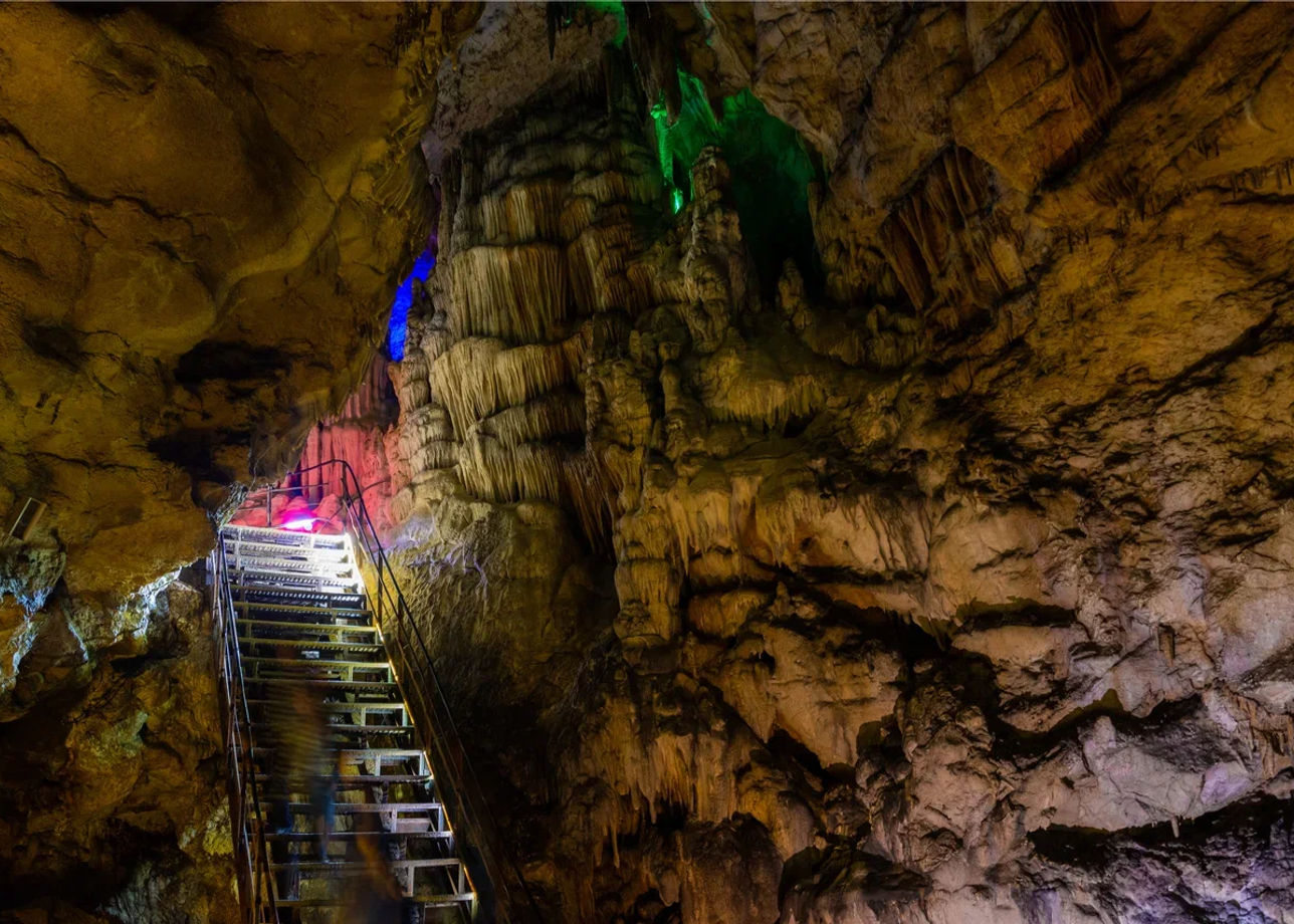 Таинственная Азишская пещера