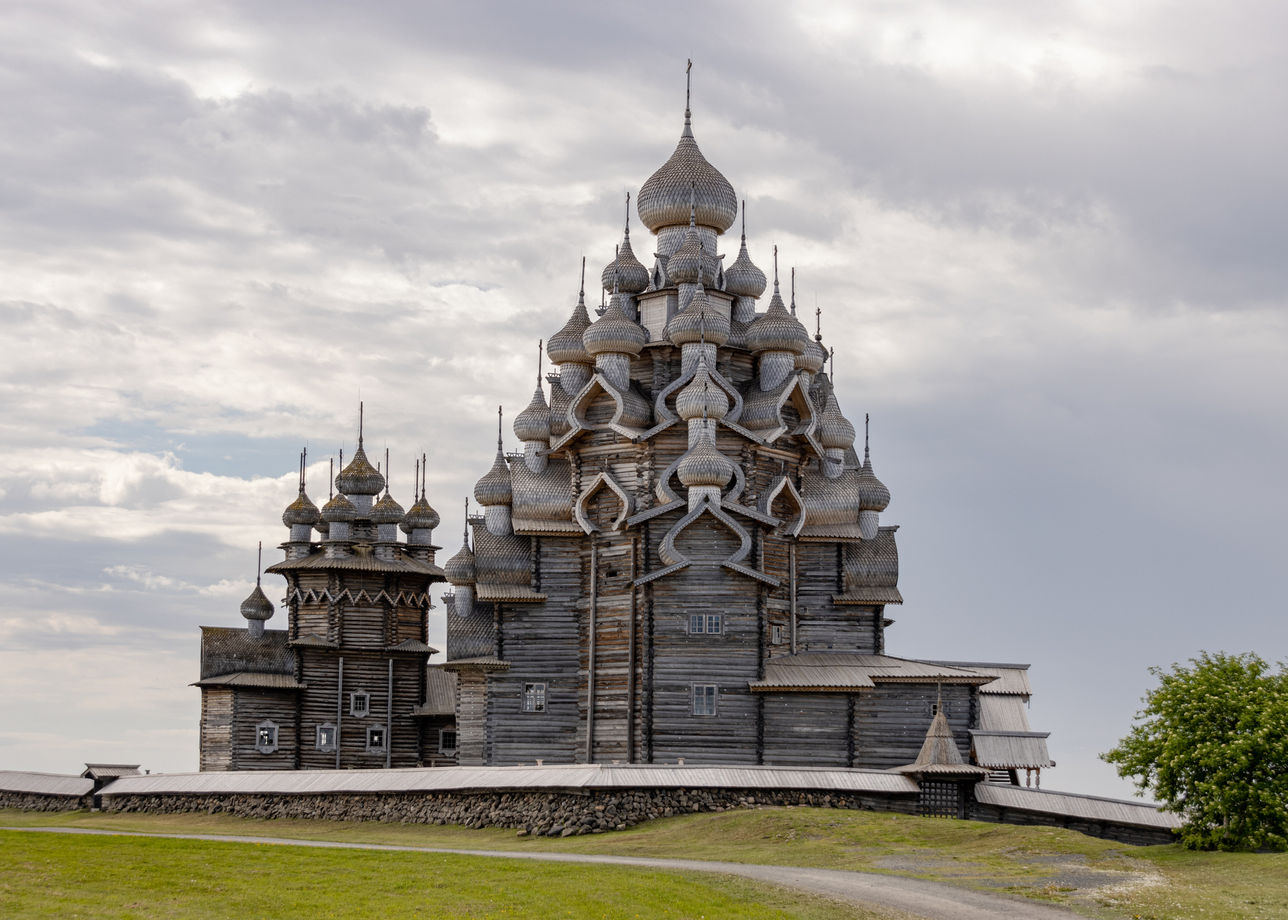 Кижский Погост две церкви колокольня и