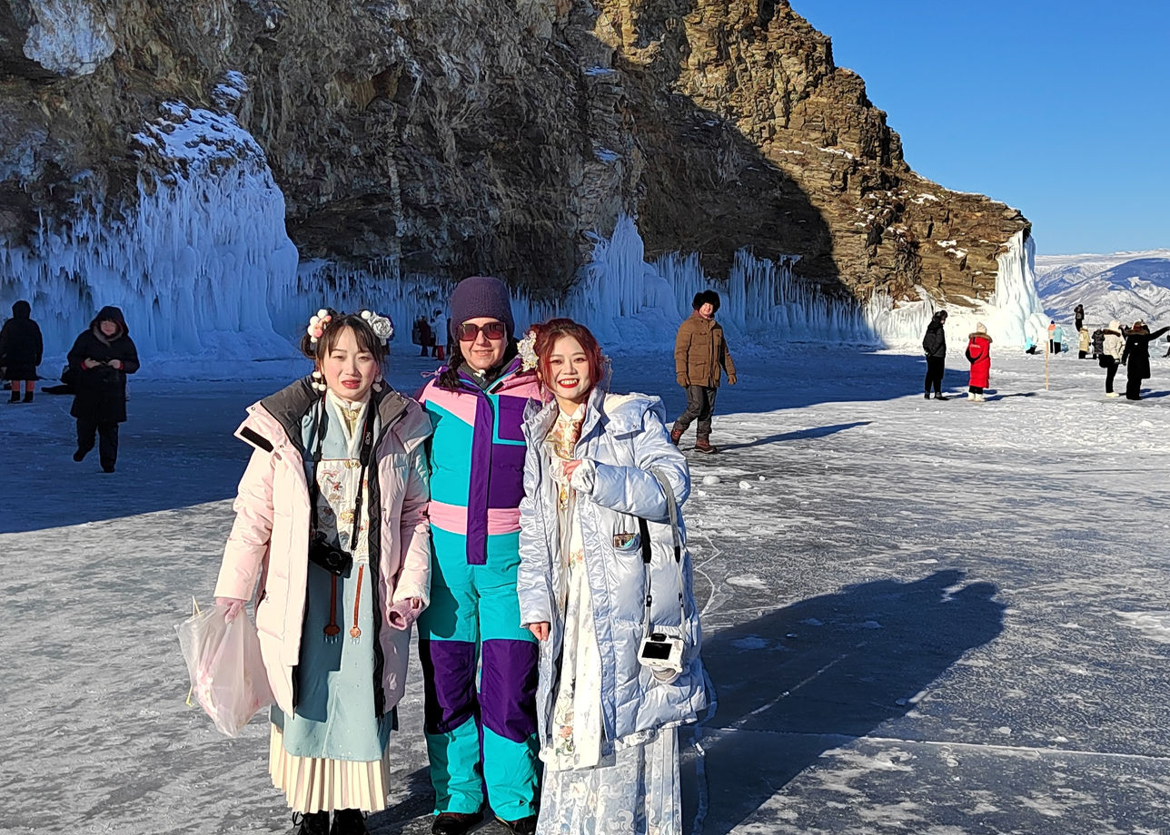 Тур 1-4 февраля. Зимний Байкал завораживает своими пейзажами. Ледяные пещеры, торосы, да и лед восхищают своим разнообразием!