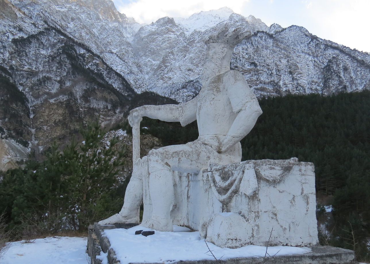 Памятник Афсати Цейское ущелье. Северная Осетия Алания Цейское ущелье. Цейское ущелье святилище реком. Алагир Цейское ущелье.