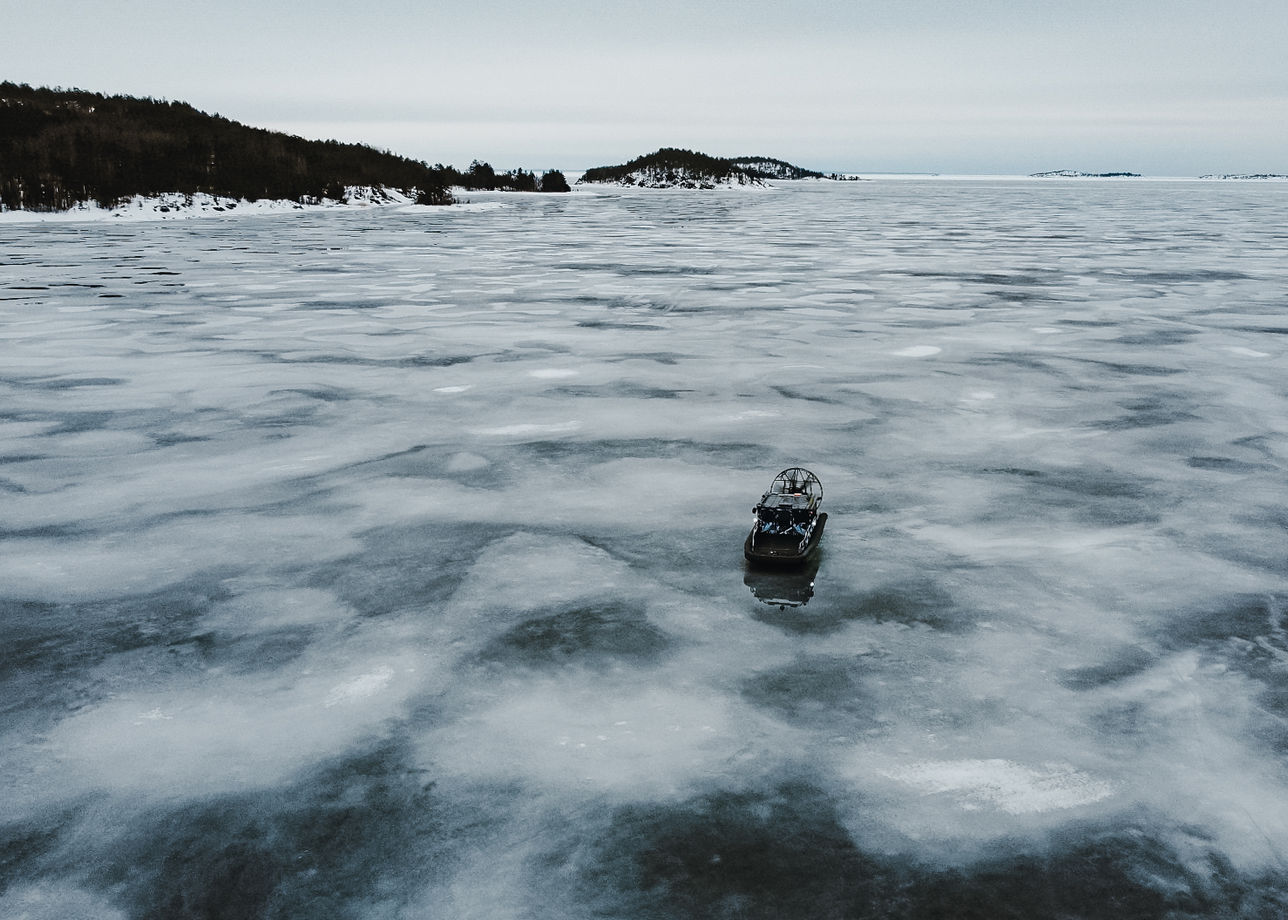 Прогулка на аэроглиссерах по льду озера