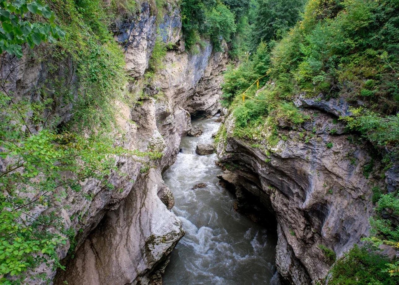 Река в Гуамском ущелье