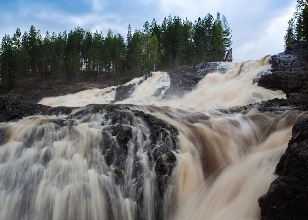 Островами и водопадом кивач. Водопад Гирвас Карелия. Вулкан Гирвас Карелия. Вулкан Гирвас и водопад Кивач. Карелия вулкан Гирвас и водопад.