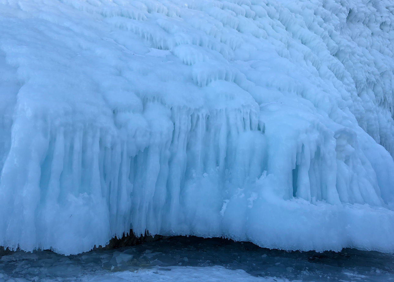 Отличный тур «Лёд Байкала», увидели застывшие метановые пузырьки, голубые ледяные торосы, исчерченный трещинами лёд, застывшие наплески