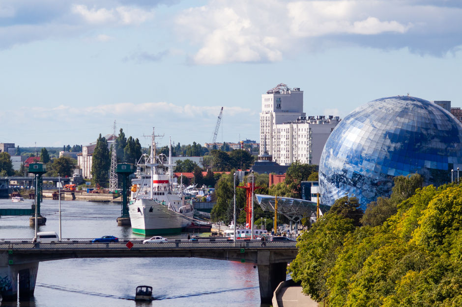 Вид на корабль и Музей мирового океана в Калининграде