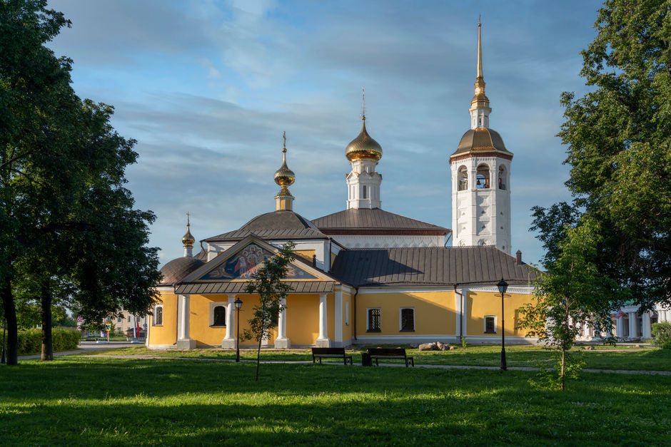 Вид на Казанский и Воскресенский храмы на главной площади города в солнечный летний день