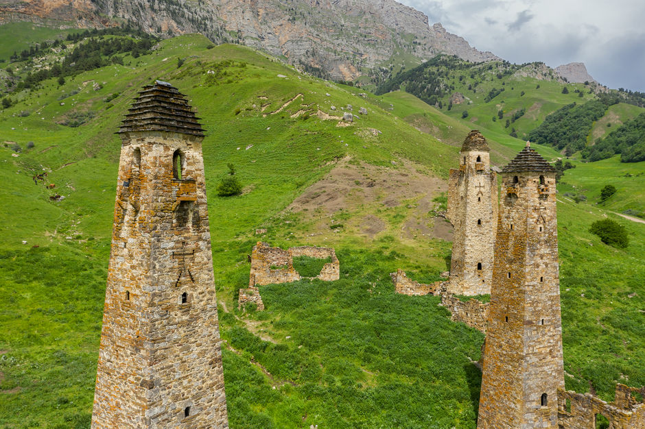 Средневековый башенный комплекс в горах Чечни