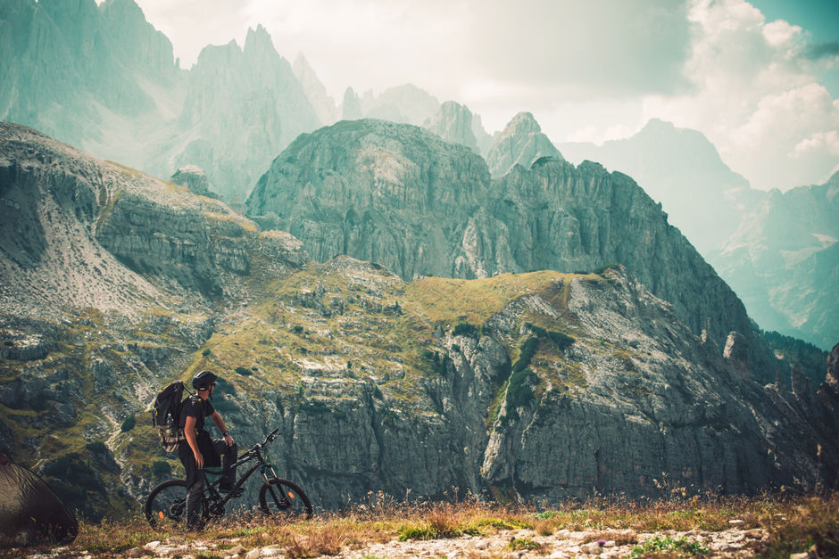 Турист в горах на велосипеде