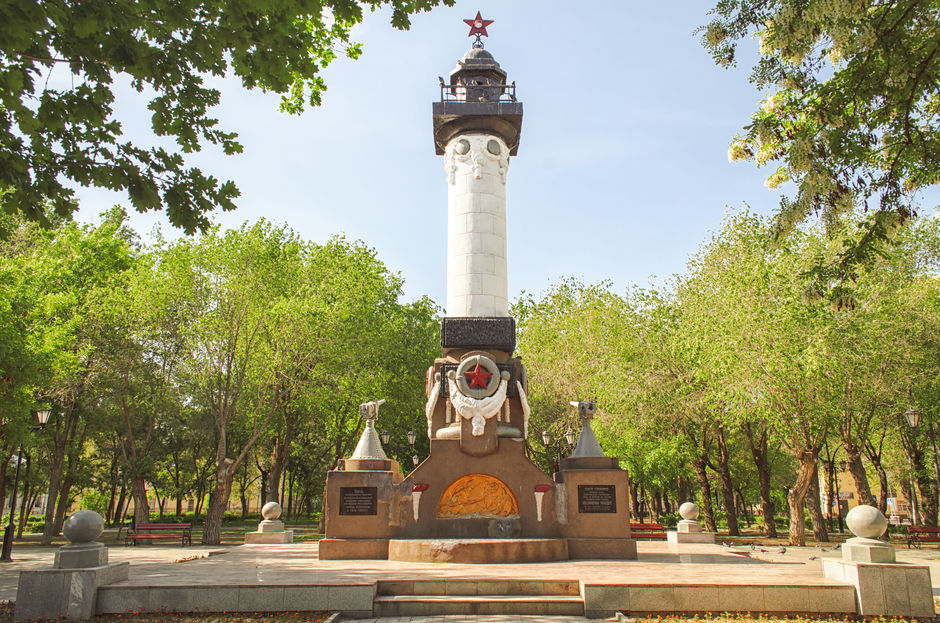 Памятник военным морякам в городском парке Астрахани