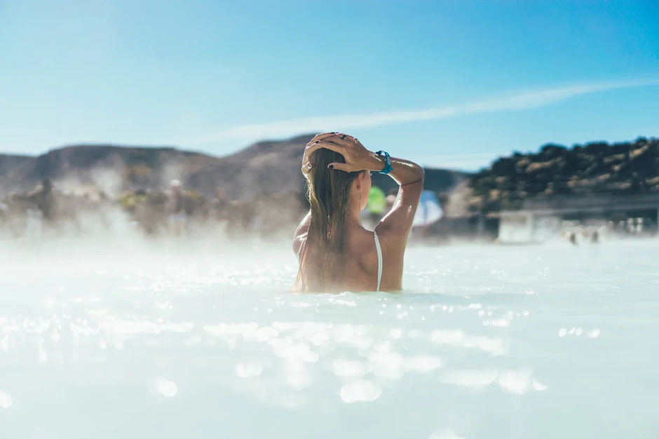 Девушка плавает в горячем термальном источнике