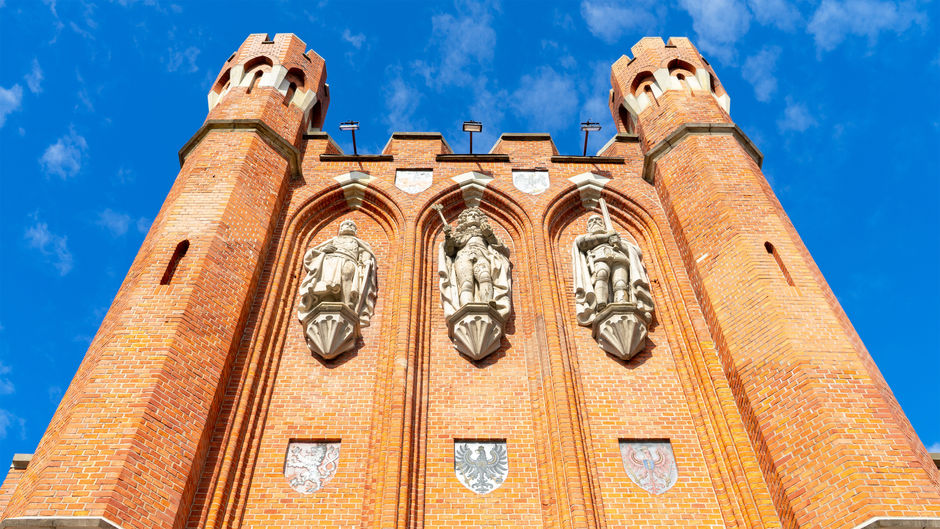 Барельеф и гербы на фасаде Царских ворот из красного кирпича, Калининград