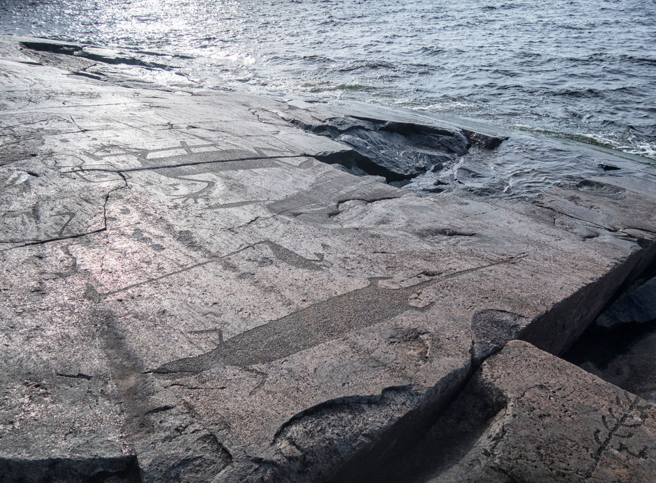 Знаменитые петроглифы на мысе Бесова в Онежском озере