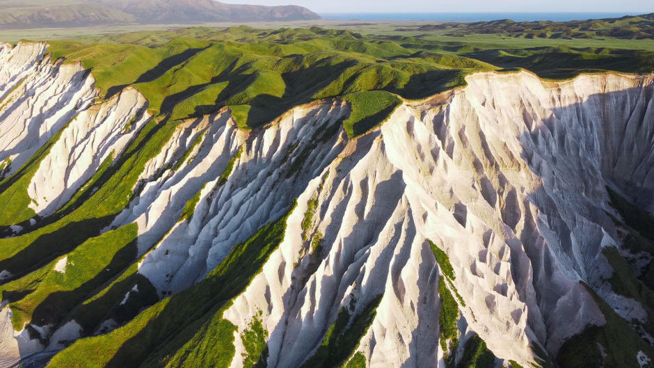 Белые скалы на побережье Охотского моря