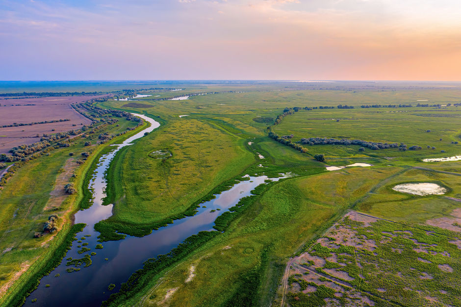 Воздушная панорама реки Волги в Астраханской области