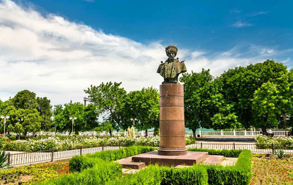 Статуя Сулеймана Стальского в Махачкале