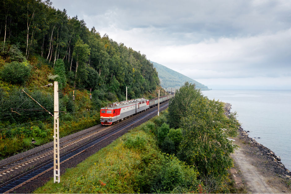 Поезд на Кругобайкальской железной дороге