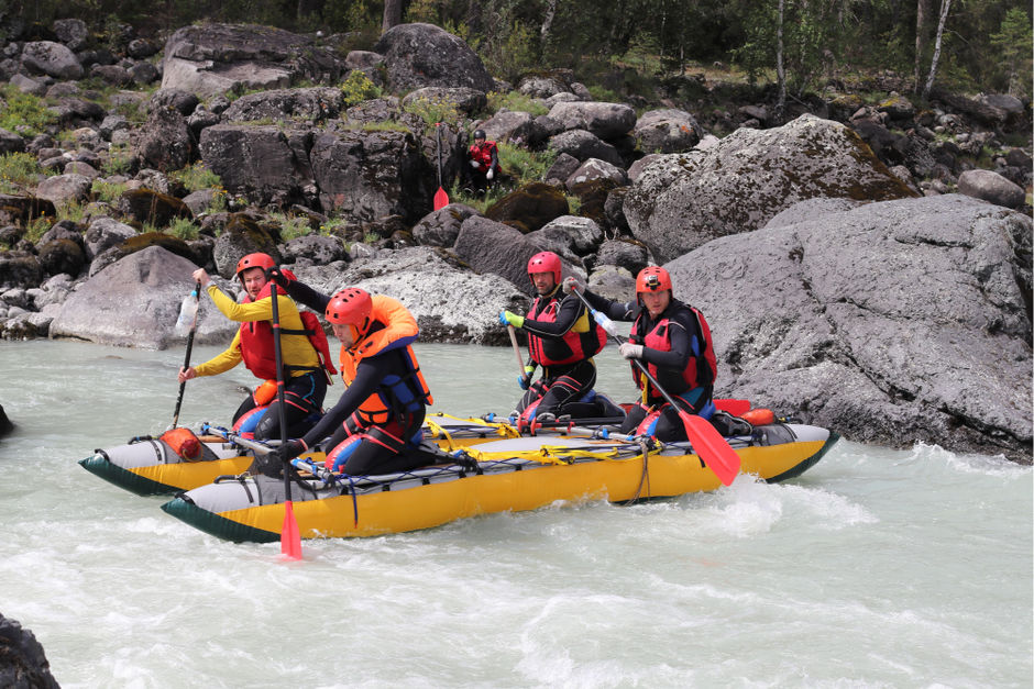 Группа туристов сплавляется по реке Алтая