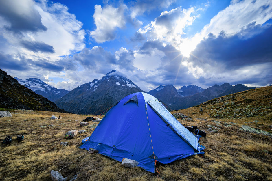 Туристическая палатка на скалистой местности в горах