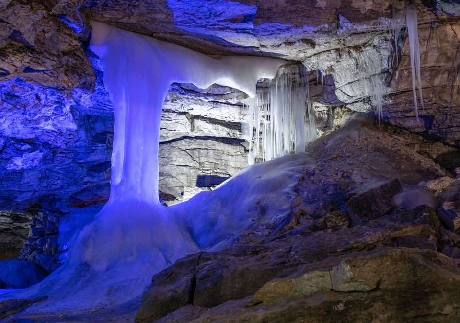Замерзшие потоки воды в Кунгурской пещере