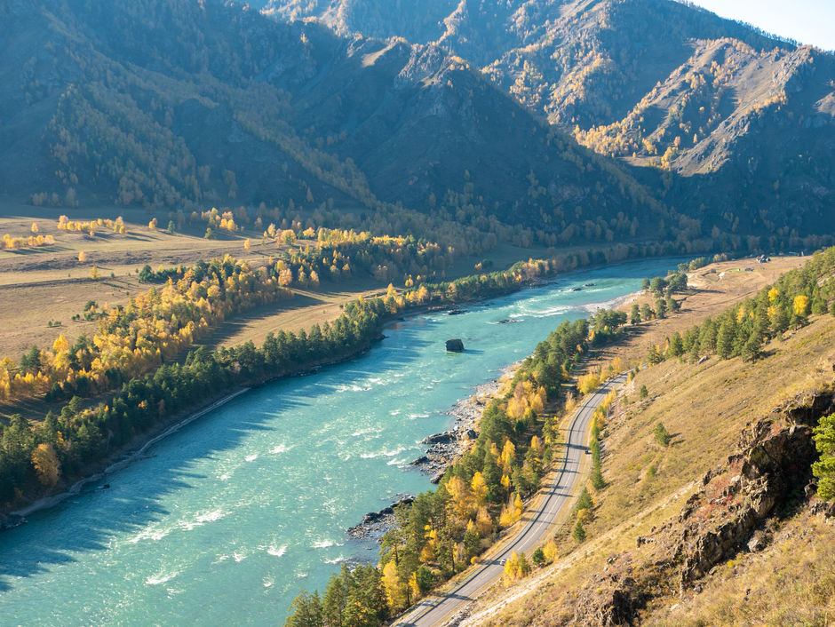 Осенний вид на бирюзовую реку Катунь и горы Алтая