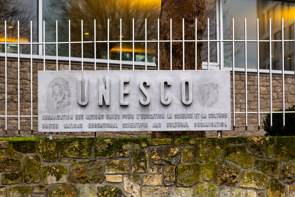Логотип ЮНЕСКО на заборе штаб-квартиры организации в Париже
