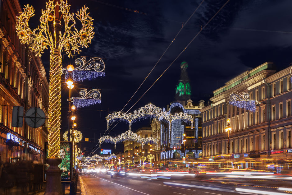 Невский проспект с ночной новогодней иллюминацией в Санкт-Петербурге
