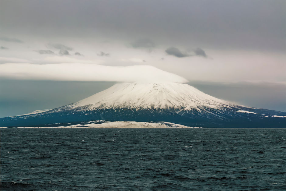 Вулкан Тятя на Курильском острове Кунашир