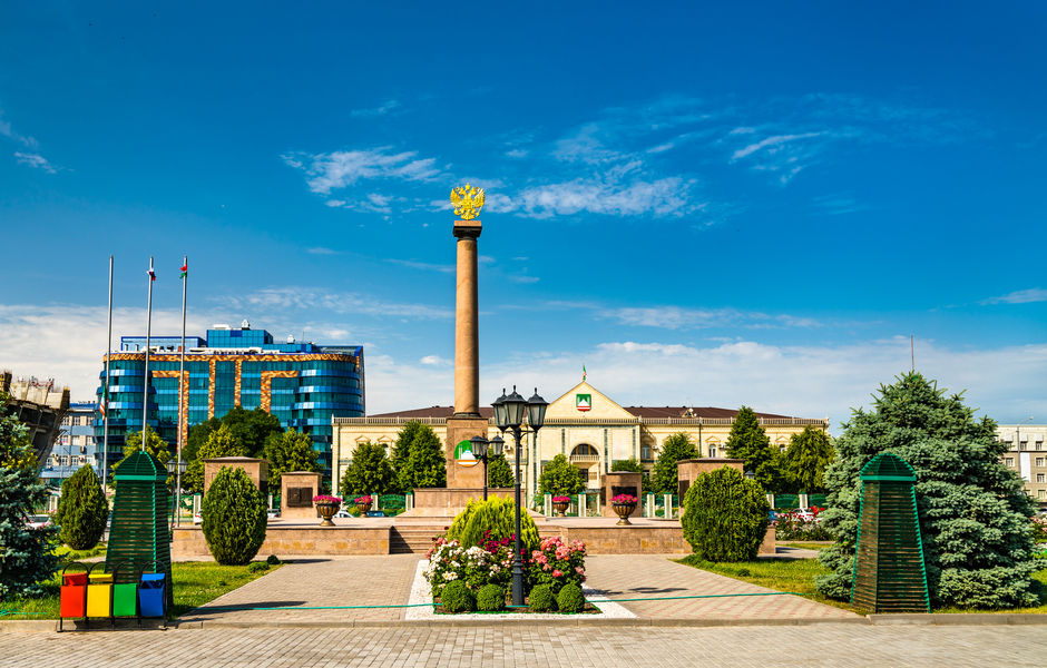 Военный мемориал и мэрия Грозного в Чеченской Республике