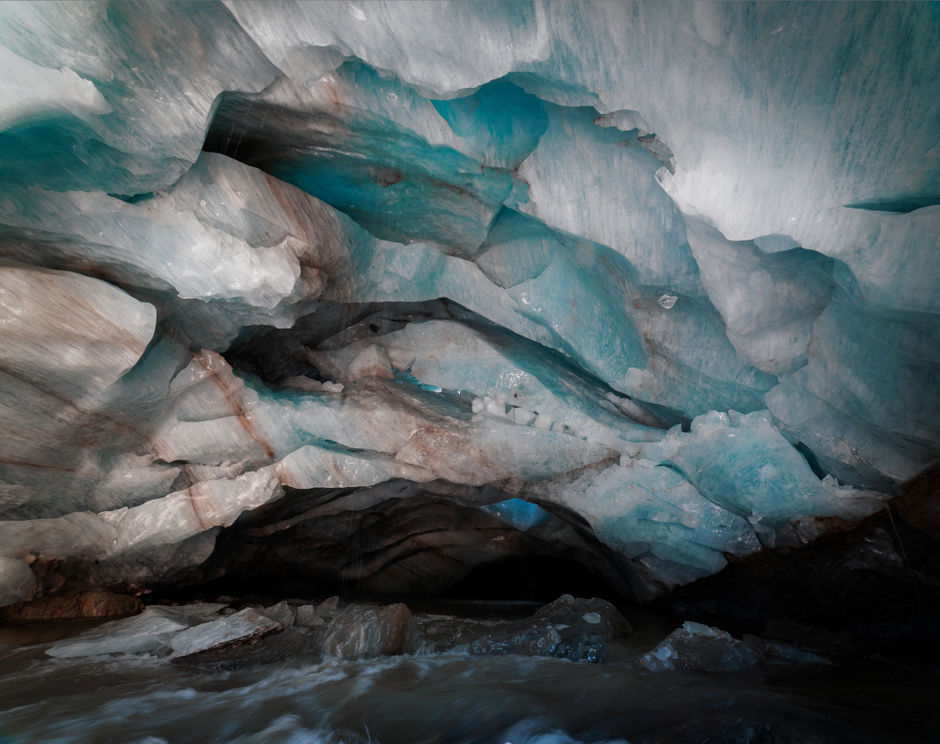 Большая ледниковая пещера с рекой в леднике Алибек