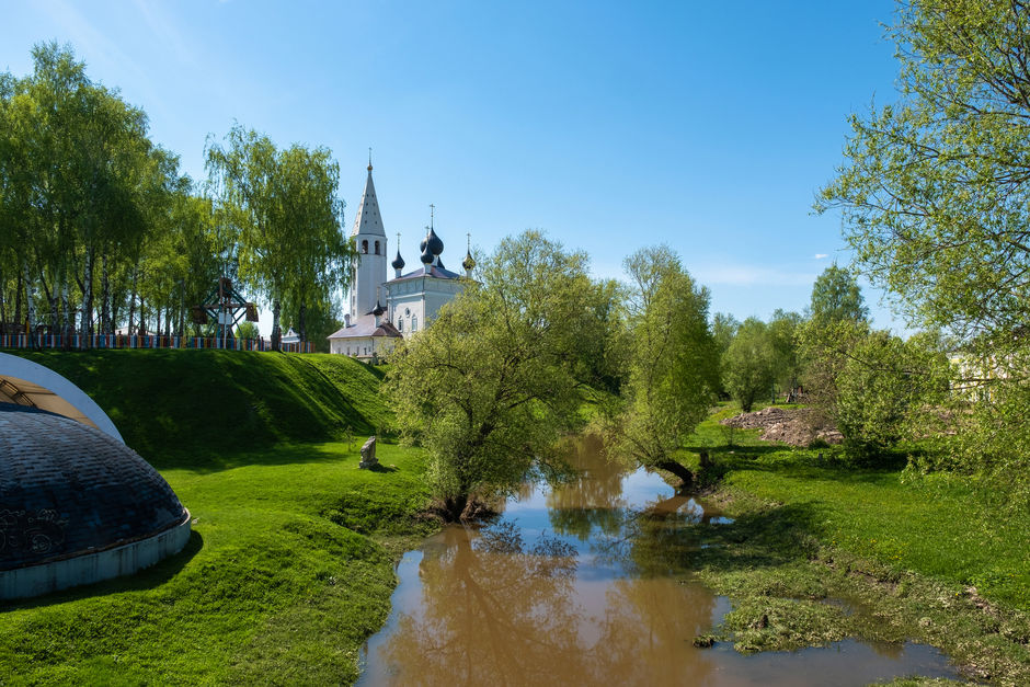 Вид на храм Воскресения Христова в селе Вятское Ярославской области
