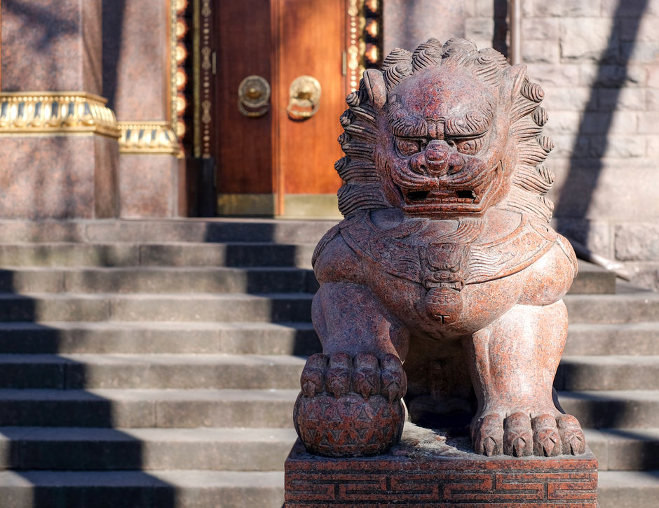 Лев перед Буддийским храмом Дацан Гунзэчойнэй