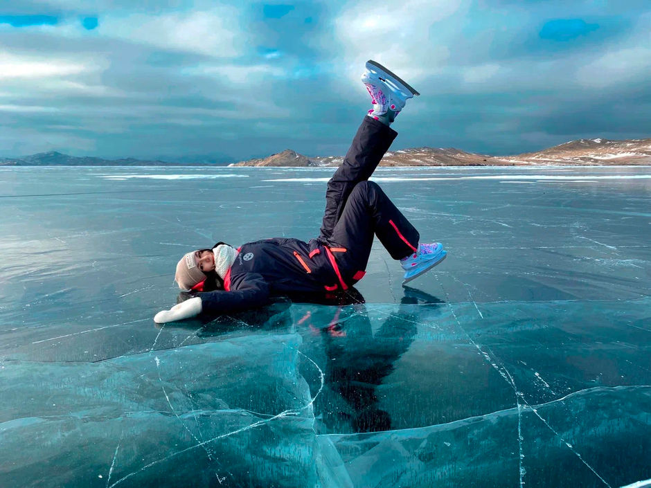 Турист на льду Байкала