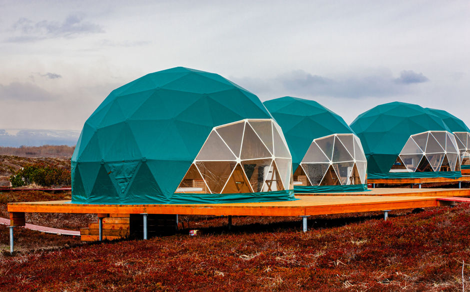 Зеленые купольные палатки на Камчатке