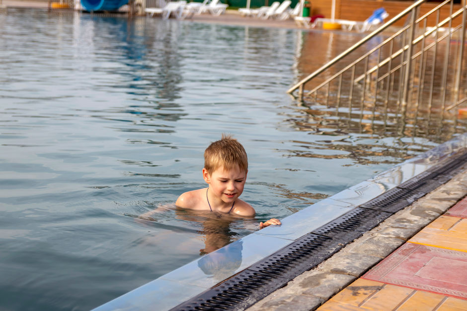 Ребенок в бассейне с термальной водой
