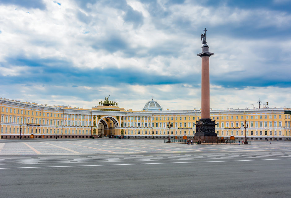 Дворцовая площадь с Александровской колонной